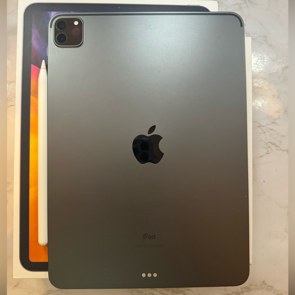 Apple iPad Pro (2nd Gen) with Apple Pencil 11-Inch 256 GB - Picture 3 of 5